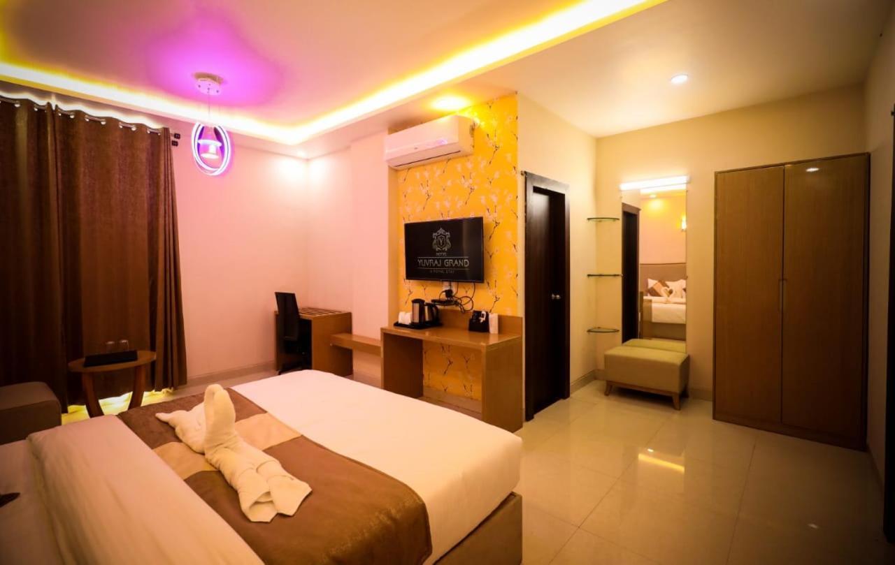 Hotel Yuvraj Grand Jabalpur Bagian luar foto