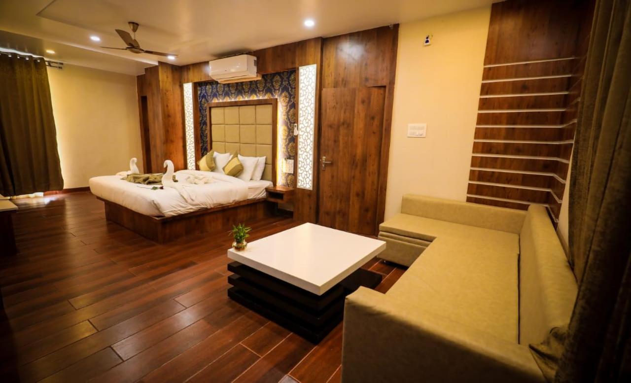 Hotel Yuvraj Grand Jabalpur Bagian luar foto