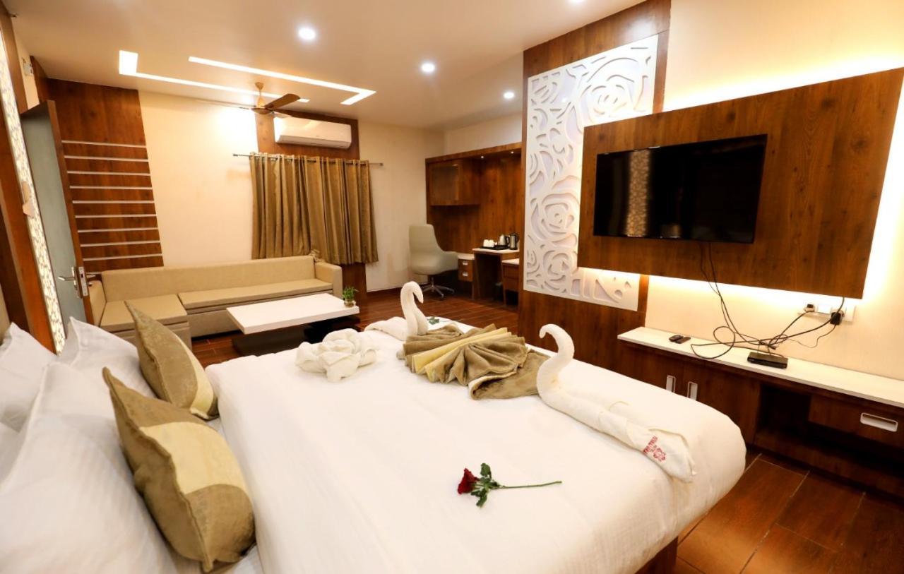 Hotel Yuvraj Grand Jabalpur Bagian luar foto